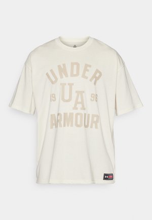 Under Armour VARSITY - Print T-shirt - stone/city khaki