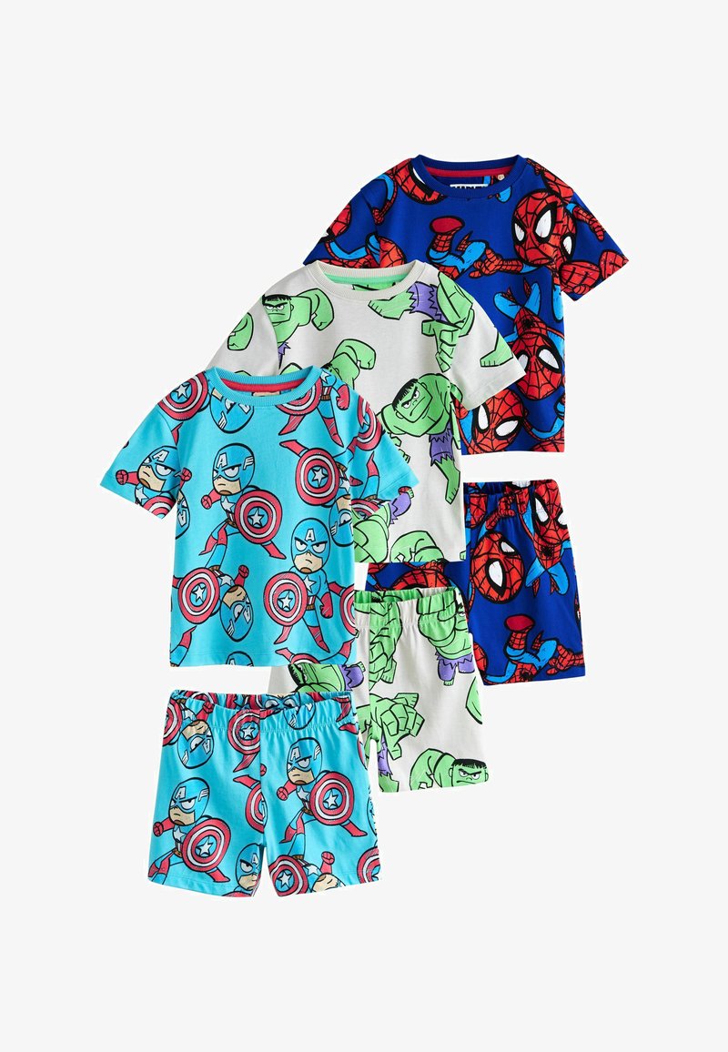 Trois ensembles de pyjamas pour enfants avec manches courtes et shorts mettant en vedette des super-héros Marvel : Spider-Man sur fond bleu, Hulk sur fond blanc, et Captain America sur fond bleu clair.