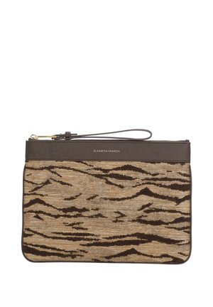 Borsa clutch rettangolare in tessuto marrone e beige con stampa tigre, rifiniture in pelle marrone scuro, chiusura con zip e cinturino da polso.