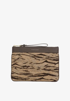 Prostokątna kopertówka z brązowej i beżowej tkaniny z nadrukiem tygrysa, z ciemnobrązowymi skórzanymi wykończeniami, zamkiem błyskawicznym i paskiem na nadgarstek.