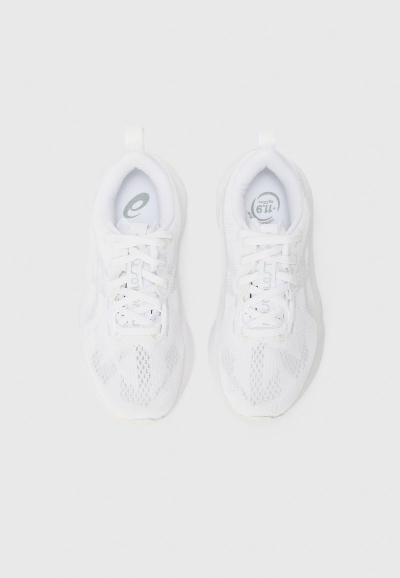 Weiße Sportschuhe mit einem Obermaterial aus Netzgewebe, runder Zehenform und flachen Schnürsenkeln. Enthalten ist eine Ziehlasche an der Ferse sowie subtile Logoakzente.