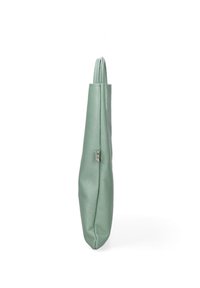 Borsa in pelle verde con una forma piatta ed allungata. Caratterizzata da una chiusura con zip e una superficie texture, progettata per minimalismo e praticità.