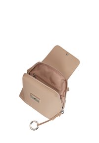 Borsa a mano in pelle beige con chiusura a zip, texture liscia, singolo scomparto e un dettaglio metallico sul davanti. Include un attacco per portachiavi.