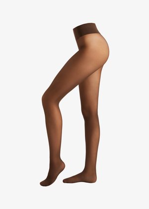 Transparente braune Strumpfhose an einem Schaufensterbein mit einem Fuß flach und einem Fuß erhoben, die Passform und Textur zeigt.