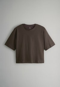 Braunes Baumwoll-T-Shirt mit Rundhalsausschnitt, kurzen Ärmeln und einer lockeren, boxy Passform. Glatte Textur und minimale Nähte.