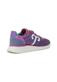 Scarpa da corsa viola realizzata con una combinazione di materiali in rete e camoscio, con accenti rosa, dettagli del logo bianco e suola in gomma bianca.