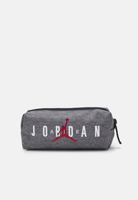 Pilka medžiaginė pieštukinė su užtrauktuku, ant vienos pusės esantis baltas tekstas "JORDAN" ir raudonas Jordan logotipas.