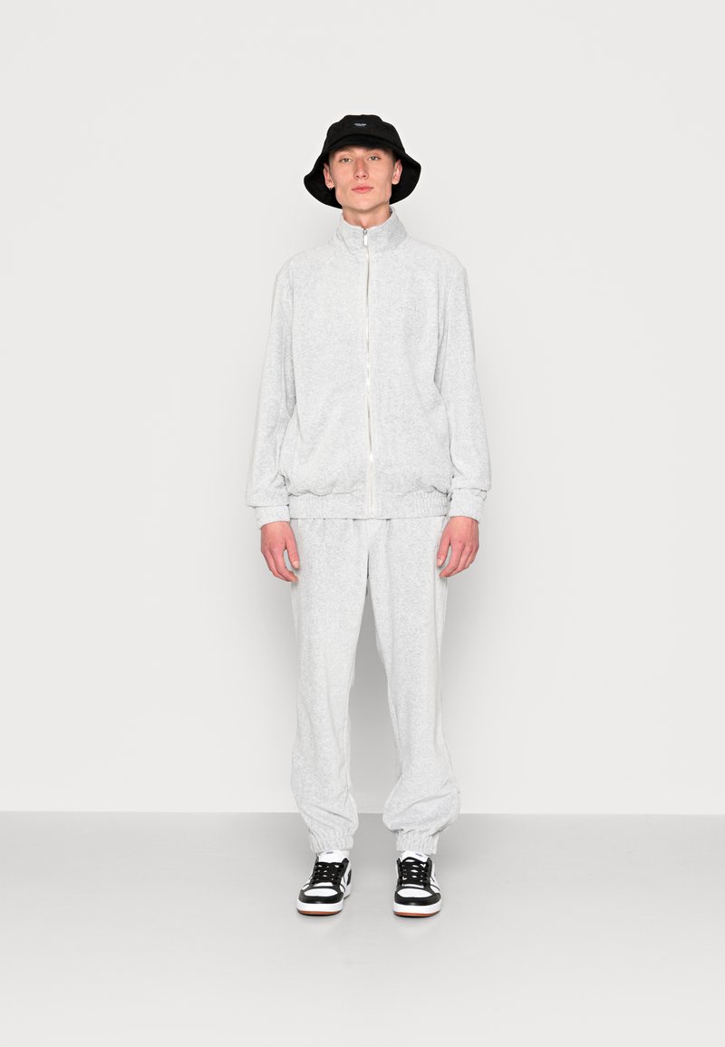 Herren Trainingsanzüge | Sean John SCRIPT LOGO ESSENTIAL VELOURS TRACKJACKET Trainingsjacke grey melange/grau-meliert - ZN09868 Herren Trainingsanzüge | Sean John SCRIPT LOGO ESSENTIAL VELOURS TRACKJACKET Trainingsjacke grey melange/grau-meliert - ZN09868