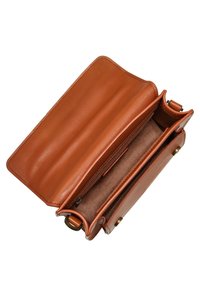 Wnętrze brązowej skórzanej torebki o gładkiej fakturze, z dwoma przegrodami i kieszenią wsuwaną. Metalowe elementy przy zamknięciu.