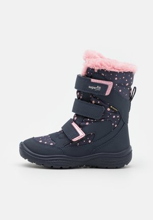 Blaue Winterstiefel mit pinken Flocken, Kunstfellbesatz und drei Klettverschlüssen. Verfügt über eine strukturierte Gummisohle für Halt und Stabilität.