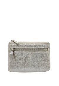 Petite trousse à maquillage en paillettes argentées avec une surface texturée, dotée d'une fermeture à glissière principale et d'une poche zippée à l'avant pour un rangement supplémentaire.