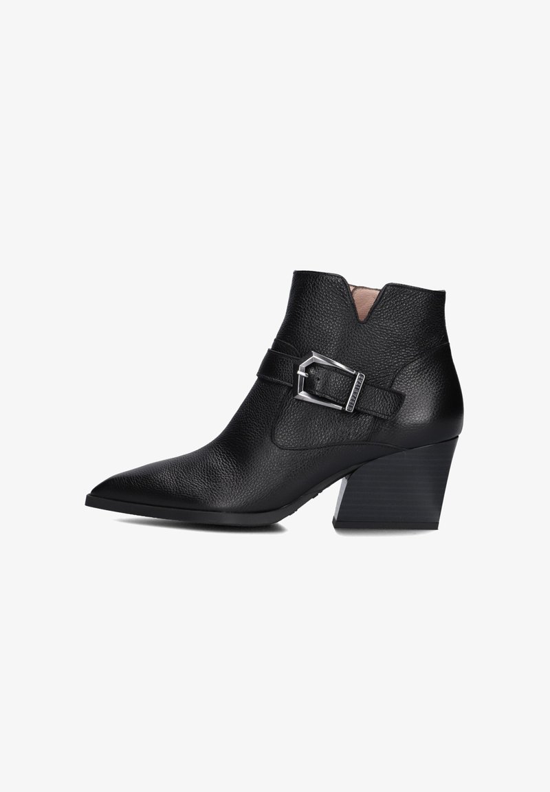 Zwarte enkellaars met een spitse neus, gemaakt van gestructureerd leer, met een zilveren gespaccent en een chunky, schuin hak.