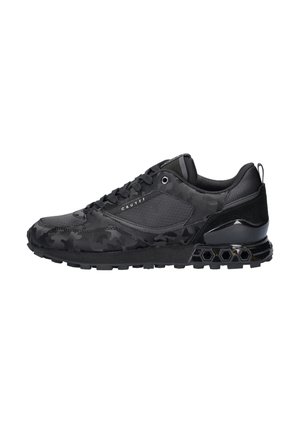 Baskets de sport noires avec un motif camouflage, tige texturée, laçage sécurisé et design épuré avec une semelle hexagonale.