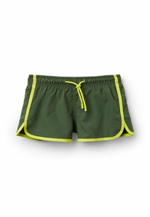 Shorts de bain verts avec une taille élastique, un cordon de serrage ajustable et une bordure jaune contrastante le long des côtés et de l'ourlet.