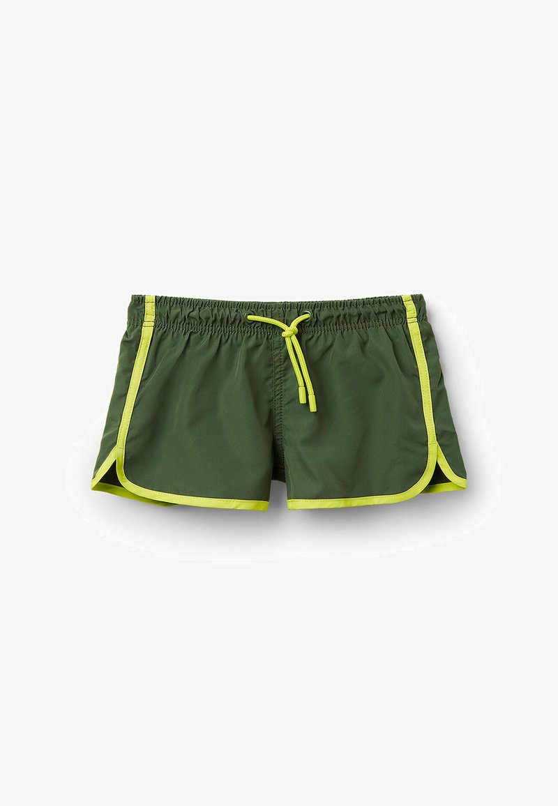 Gröna simshorts med elastisk midja, justerbar snörd och kontrasterande gula trimningar längs sidorna och fållen.