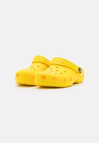 Crocs CLASSIC - Clogs - lemon