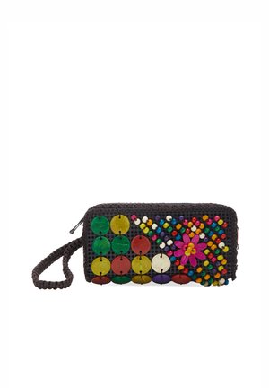 Bolso de muñeca negro tejido decorado con grandes discos multicolores, pequeñas cuentas de colores y un adorno floral rosa.