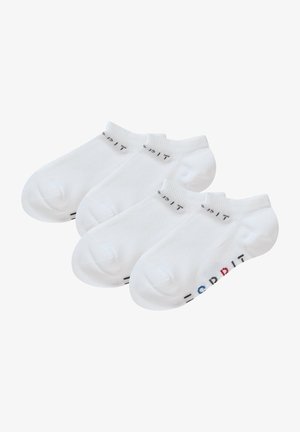 Tres pares de calcetines blancos hasta el tobillo con un diseño acanalado, que presentan el texto impreso "orbit" en negro, rojo y azul en el costado.