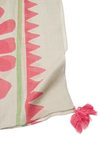 Jasno beżowy szalik z różowymi i zielonymi abstrakcyjnymi wzorami, z teksturowanym wykończeniem i różowym frędzlem w jednym rogu.