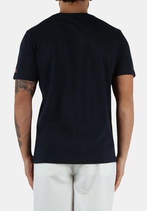 Marineblauw katoenen T-shirt met korte mouwen, ronde hals en een klein logo op de rechtermouw. Gladde textuur en standaard pasvorm.