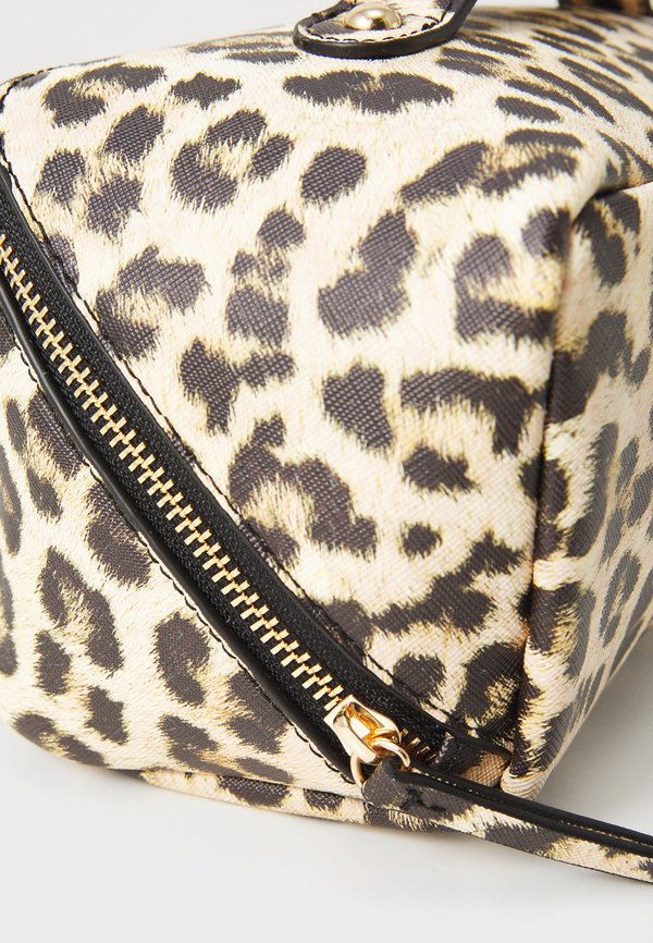 Wash bag - leo print4