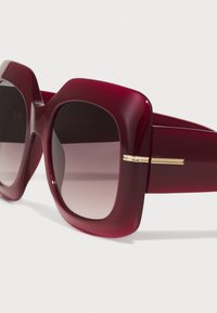 BOSS Sončna očala - burgundy