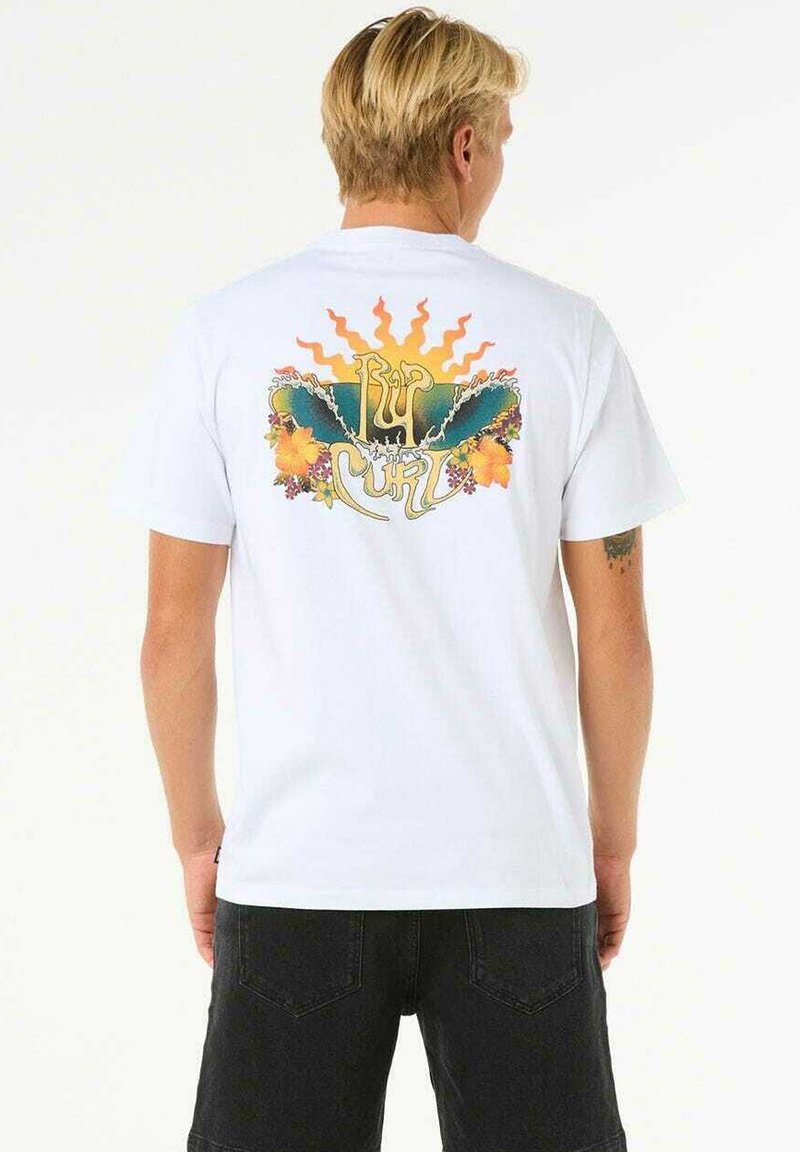 Camiseta de algodón blanca con un colorido estampado gráfico en la parte trasera, que incluye un sol, olas y acentos florales en naranja, amarillo y azul.