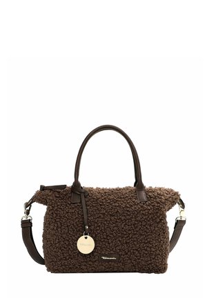 Brun, tekstureret håndtaske med en fyldig, fuzzy overflade og læderdetaljer. Har dobbelte håndtag og en justerbar skulderrem.