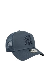 Cappellino da baseball grigio scuro dei New York Yankees con retro in rete e visiera curva, con un adesivo New Era sulla visiera.