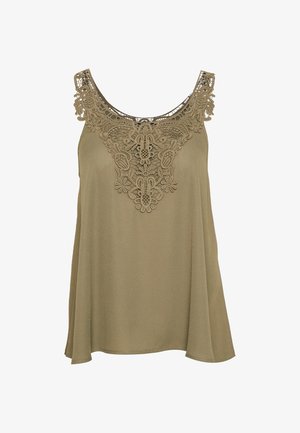 Top senza maniche verde oliva con dettagli in pizzo intricati attorno al collo e una silhouette fluttuante. Tessuto morbido e liscio con una vestibilità rilassata.