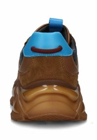 Sneaker con tomaia in camoscio marrone e mesh, collarino imbottito blu, lacci marroni e suola in gomma lucida con motivo decorativo.