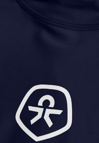 Jūras zila auduma materiāls ar balto logotipu vairogveida formā, kas izceļ vienkāršu dizainu ar gludu tekstūru un detalizētu izšuvumu.
