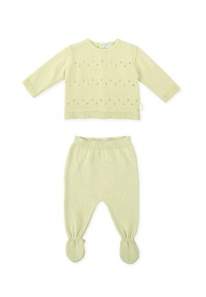 Conjunto de dos piezas de punto verde claro que incluye una camiseta de manga larga con detalles de ojales y pantalones con pies a juego y cintura elástica.