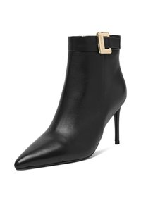 Must musta kingadega mustad nahast saapad, millel on terav nina, kõrge stilettokand ja kuldne pandlaelement ülemisel küljel.