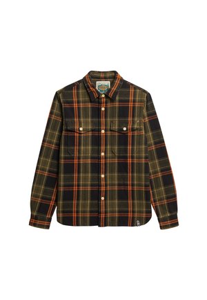 Camisa de cuadros abotonada en verde oscuro, negro y naranja. Presenta dos bolsillos en el pecho y un cuello de punta. Hecha de una tela suave y texturizada.