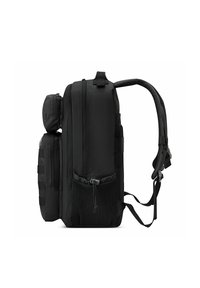 Zaino nero con un design elegante, dotato di diversi scomparti con zip, una tasca in rete e spallacci regolabili per una maggiore funzionalità.