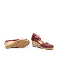 Escarpins en cuir rouge à talon compensé en paille tissée, avec des côtés ouverts et des accents à carreaux rouge et blanc à l'arrière. Semelle en caoutchouc plate.