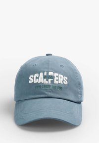 Blå bomulds-baseballcap med broderet "SCALPERS" tekst i hvid og grøn samt sætningen "HER KOMMER SOLEN" nedenfor.