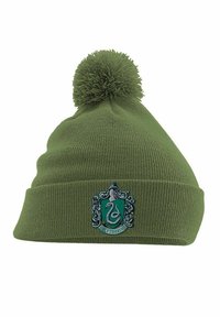 Bonnet en tricot vert avec une finition texturée, surmonté d'un pompon. Présente un écusson de Serpentard brodé à l'avant.