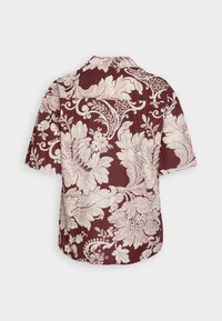 Camicia a maniche corte color bordeaux con un motivo floreale paisley bianco, dotata di colletto e vestibilità comoda.