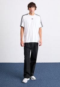 adidas Originals ADISTAR CUSHION - Tenisky - footwear white/grey one/silver metallic