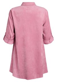 Roosa külgvaipade särgiga kaelus, rullitud varrukad ja sirge alläär. Omab pehmet tekstuuri ja hubast lõiget.