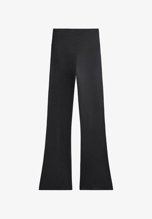 Crne široke hlače visokog struka od glatkog, rastezljivog materijala bez vidljivih džepova ili ukrasa.