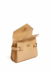 Borsa in pelle color tan dalla forma strutturata, con accessori in oro, un'apertura a pattina e due fasce laterali per la chiusura. All'interno presenta scomparti per carte.