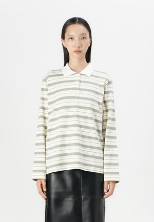 Langermet polo skjorte laget av bomull, med horisontale striper i grått og gult, med hvit krage og knappestolpe.