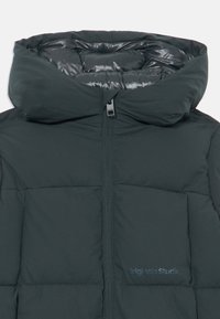 Veste rembourrée gris foncé avec une grande capuche, texture matelassée et fermeture éclair à l'avant ; logo brodé sur le côté gauche.