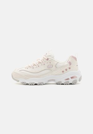 Lys rosa og kremfargede sneakers med teksturert overdel, snøring og forsterket hel. Har hvit såle med rosa detaljer og logo.