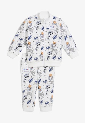 Fehér kisgyermek tréningruha mesefigurás macskákkal, versenyautókkal, "Mindig Gyorsabban!" felirattal, valamint BMW Motorsport logó foltokkal a dzsekin és a nadrágon.