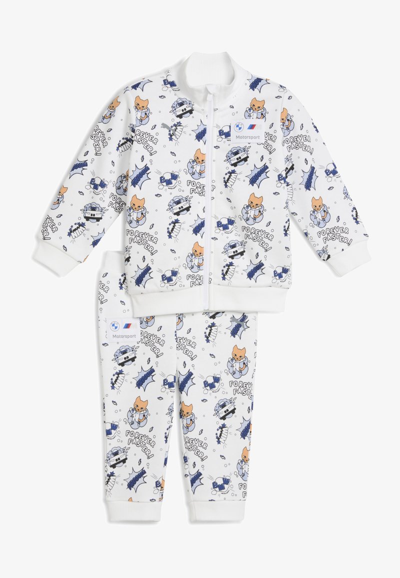 Valkoinen taaperoiden treenipuku, jossa on sarjakuvakissa, kilpa-autoja, "Ikuisesti nopeampi!" -teksti ja BMW Motorsport -logopatchit takissa ja housuissa.