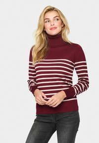 Pull à col roulé bordeaux avec des rayures horizontales blanches ; texture côtelée ; manches longues ; design ajusté ; ourlet et poignets en bordeaux uni.